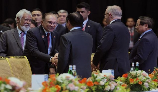 Perdana Menteri Datuk Seri Anwar Ibrahim menghadiri majlis resepsi bersempena kemasukan Timor-Leste ke ASEAN bersempena Sidang Kemuncak ASEAN ke-47 dan Sidang Kemuncak Berkaitan di Pusat Konvensyen Kuala Lumpur (KLCC) di ibu negara/BERNAMA